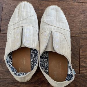 Tan Tom’s shoes with detailing, size 9.5